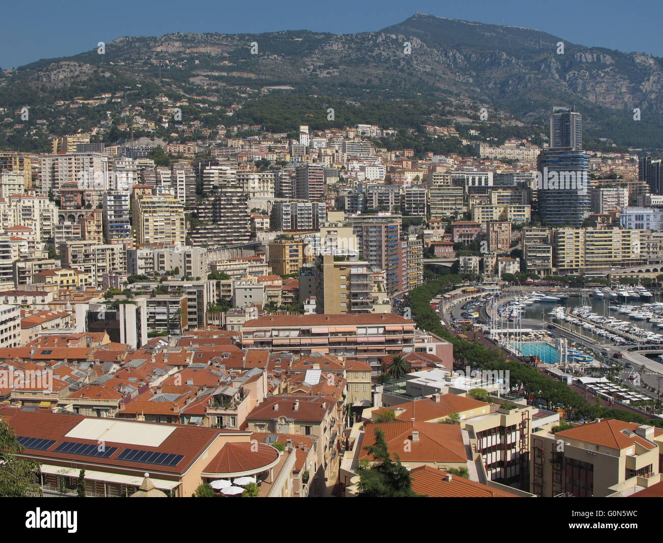 Monte Carlo, Monaco. Yacht ormeggiati nei pressi di edifici di appartamenti Foto Stock