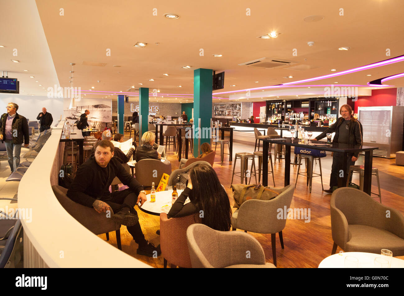 Persone mangiare nel ristorante cafe, della sala partenze, Londra aeroporto di Southend, Southend, Essex REGNO UNITO Foto Stock