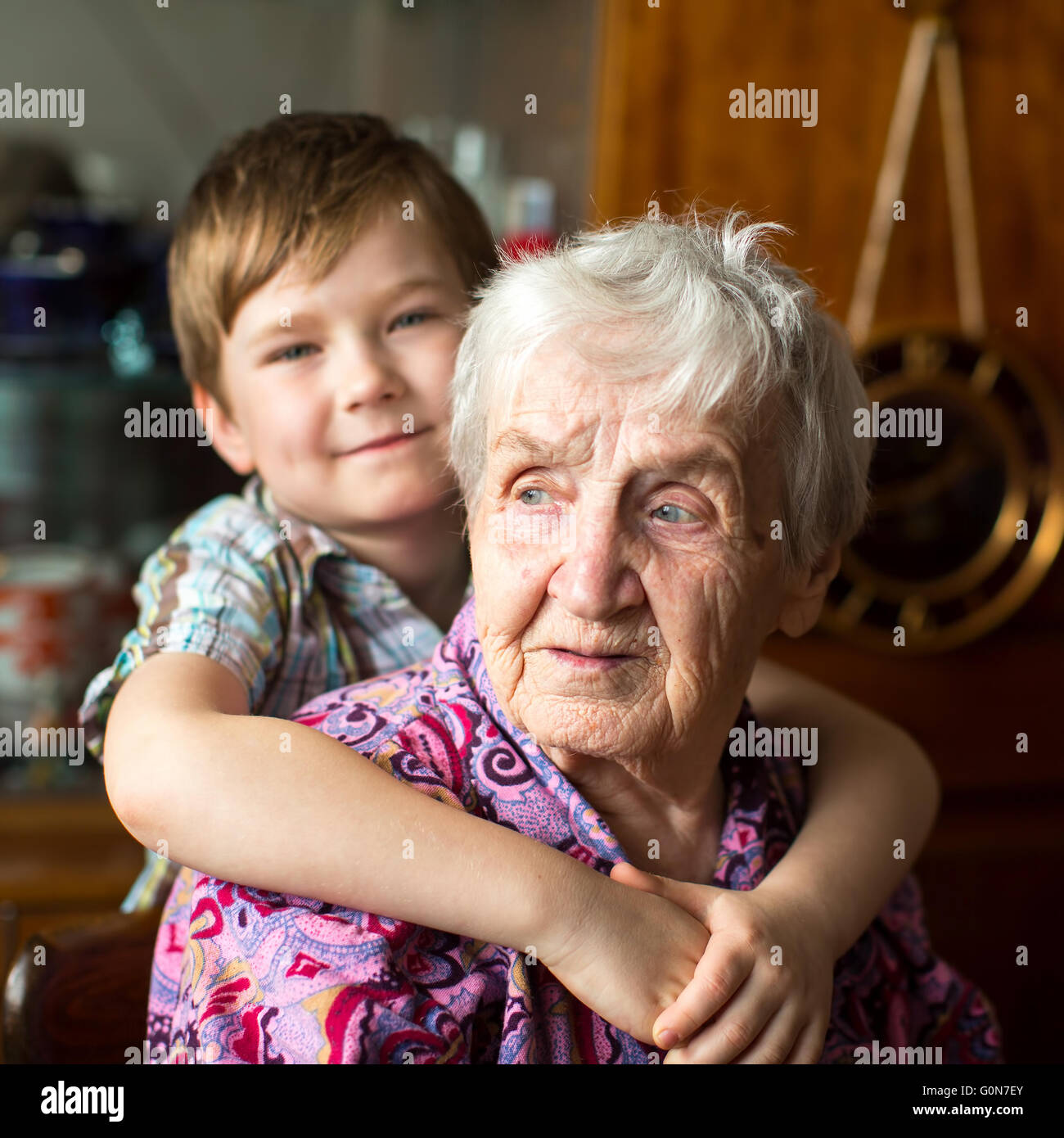 Nonna con il suo piccolo nipote, closeup ritratto. Foto Stock