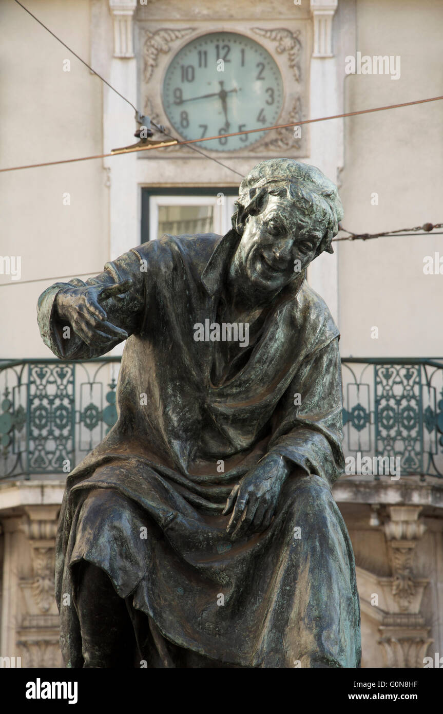 Statua in bronzo del XVI secolo portoghese poeta satirico António Ribeiro, soprannominato Chiado. Largo do Chiado, Lisbona. Portogallo Foto Stock