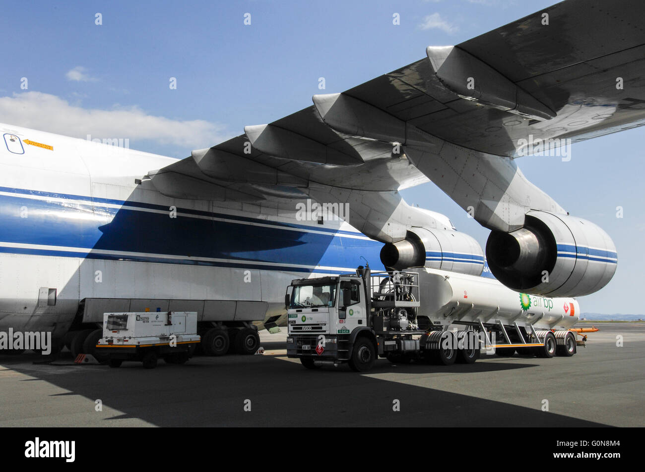BP Air autocisterna di carburante arriva a riempire nuovamente un Volga-Dnepr Airlines, Antonov un-124-100 Foto Stock