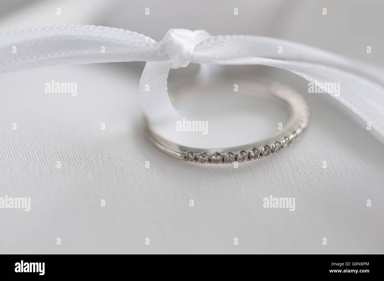 Dettaglio di nozze - anello di nozze e cuscino Foto Stock