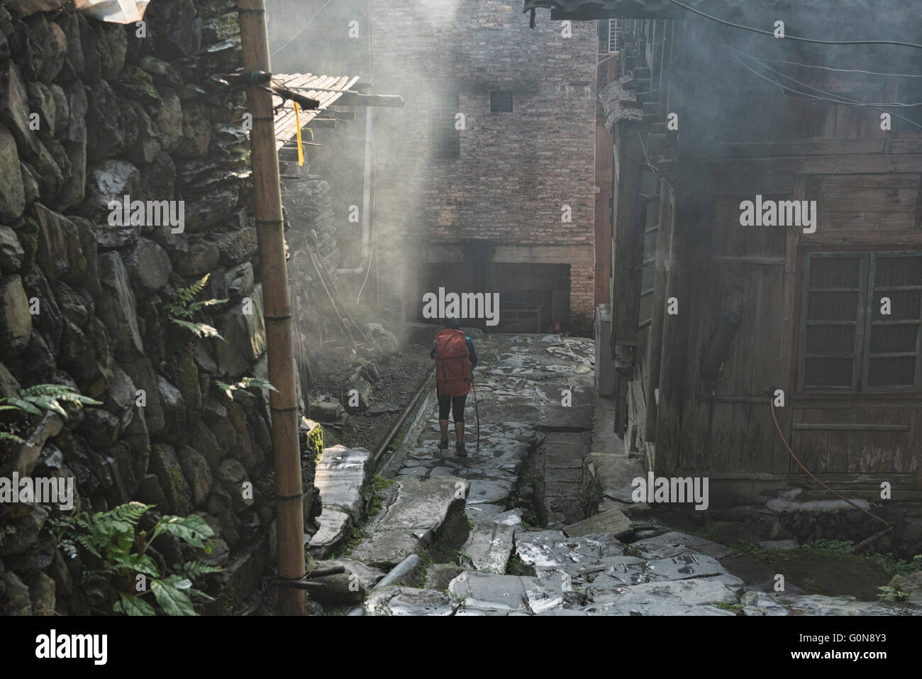 Trekking attraverso la minoranza Yao villaggio di Dazhai, Guangxi Regione autonoma, Cina Foto Stock