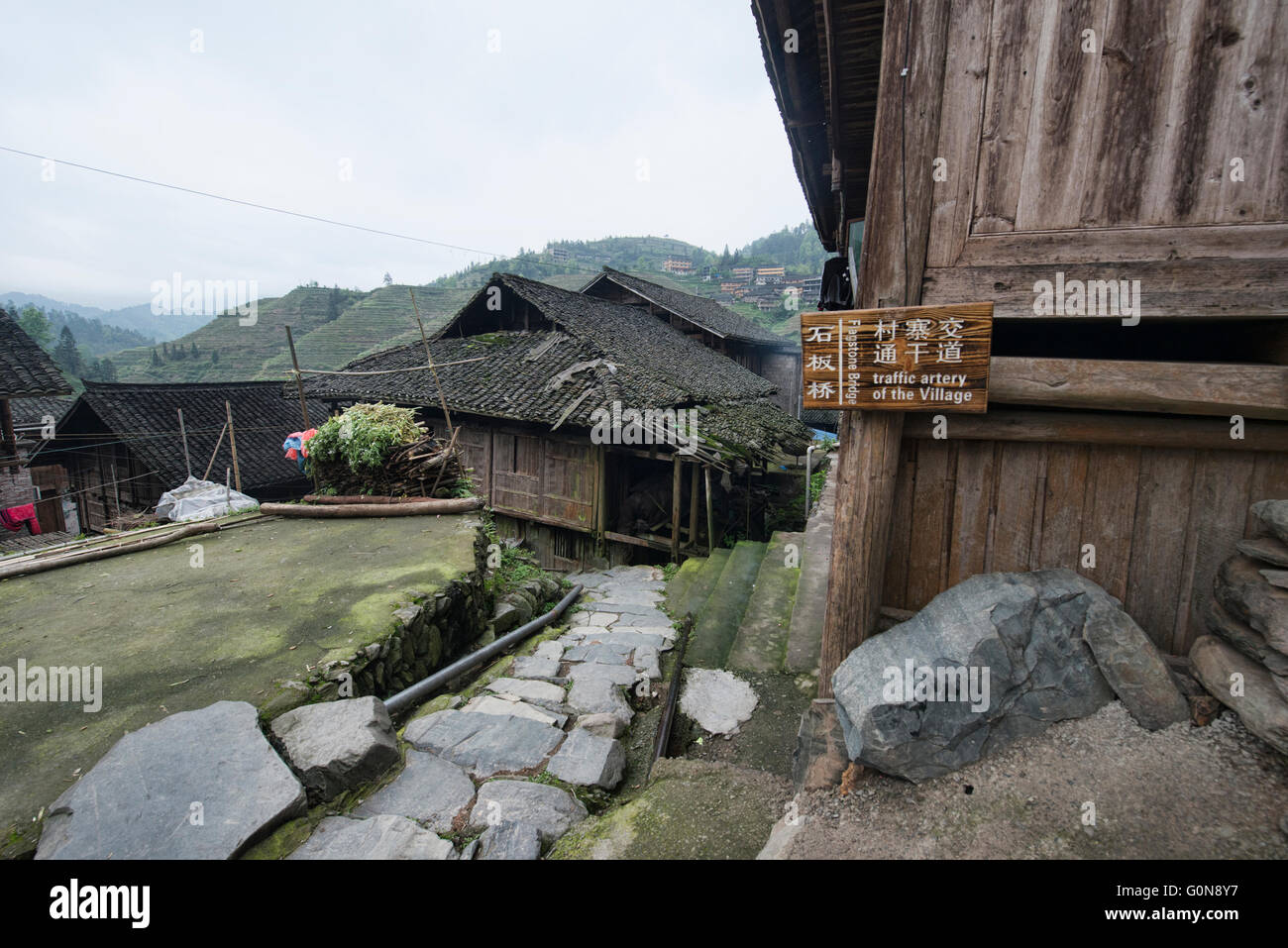 Trekking attraverso la minoranza Yao villaggio di Dazhai, Guangxi Regione autonoma, Cina Foto Stock