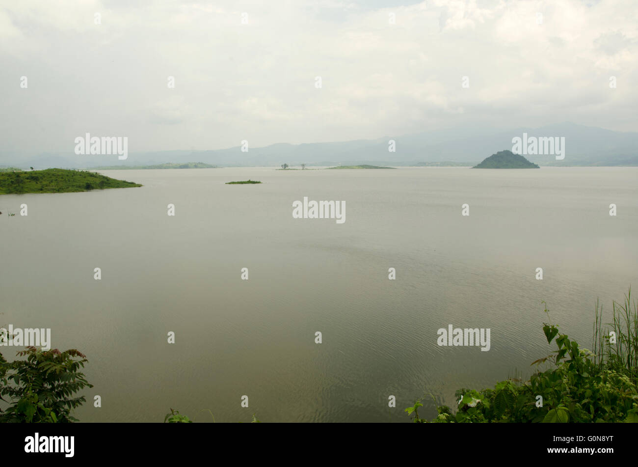 Jatigede Reservoir si trova a Sumedang Regency, provincia di Giava Occidentale. Il giacimento di Jatigede è il secondo bacino idrico più grande dell'Indonesia Foto Stock