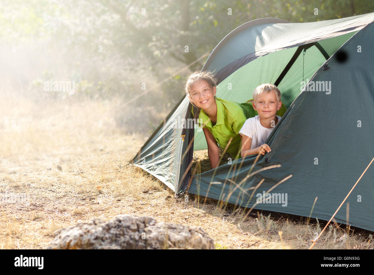 I bambini presso il campeggio estivo Foto Stock