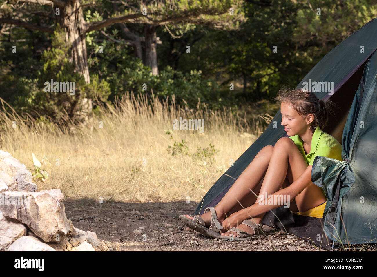 Donna in una tenda Foto Stock
