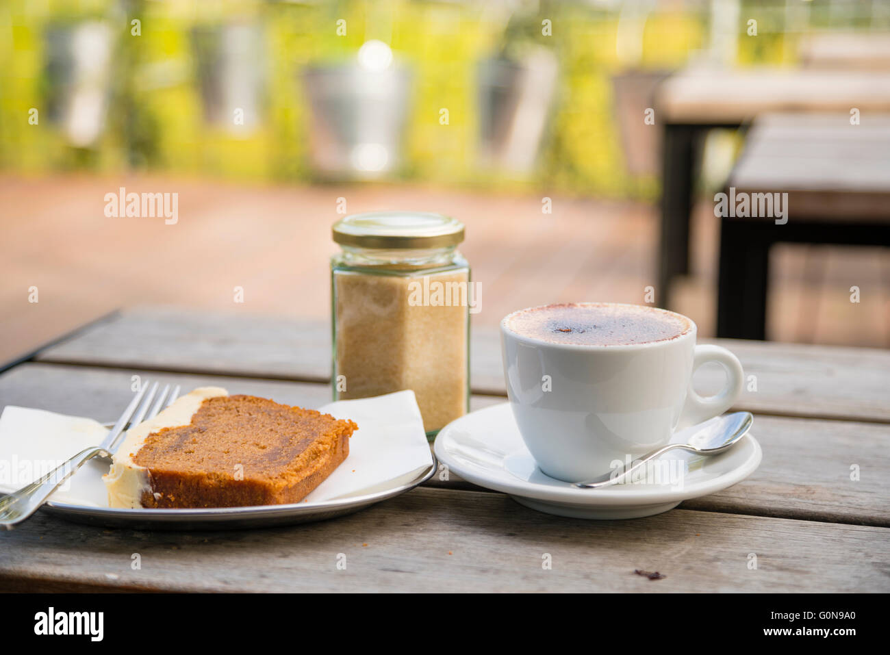 Caffè e torta nel giardino Foto Stock