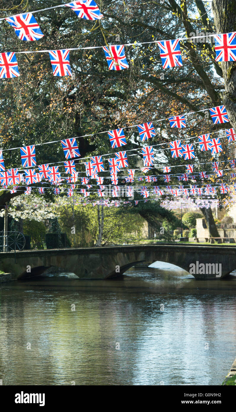 Union Jack flag bunting in Bourton sull'acqua, Cotswolds, Gloucestershire, Inghilterra Foto Stock