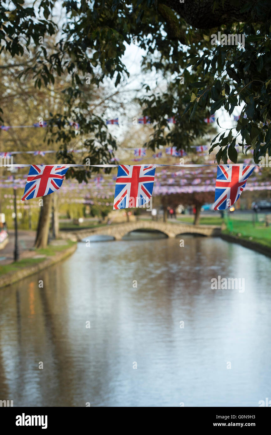 Union Jack flag bunting in Bourton sull'acqua, Cotswolds, Gloucestershire, Inghilterra Foto Stock