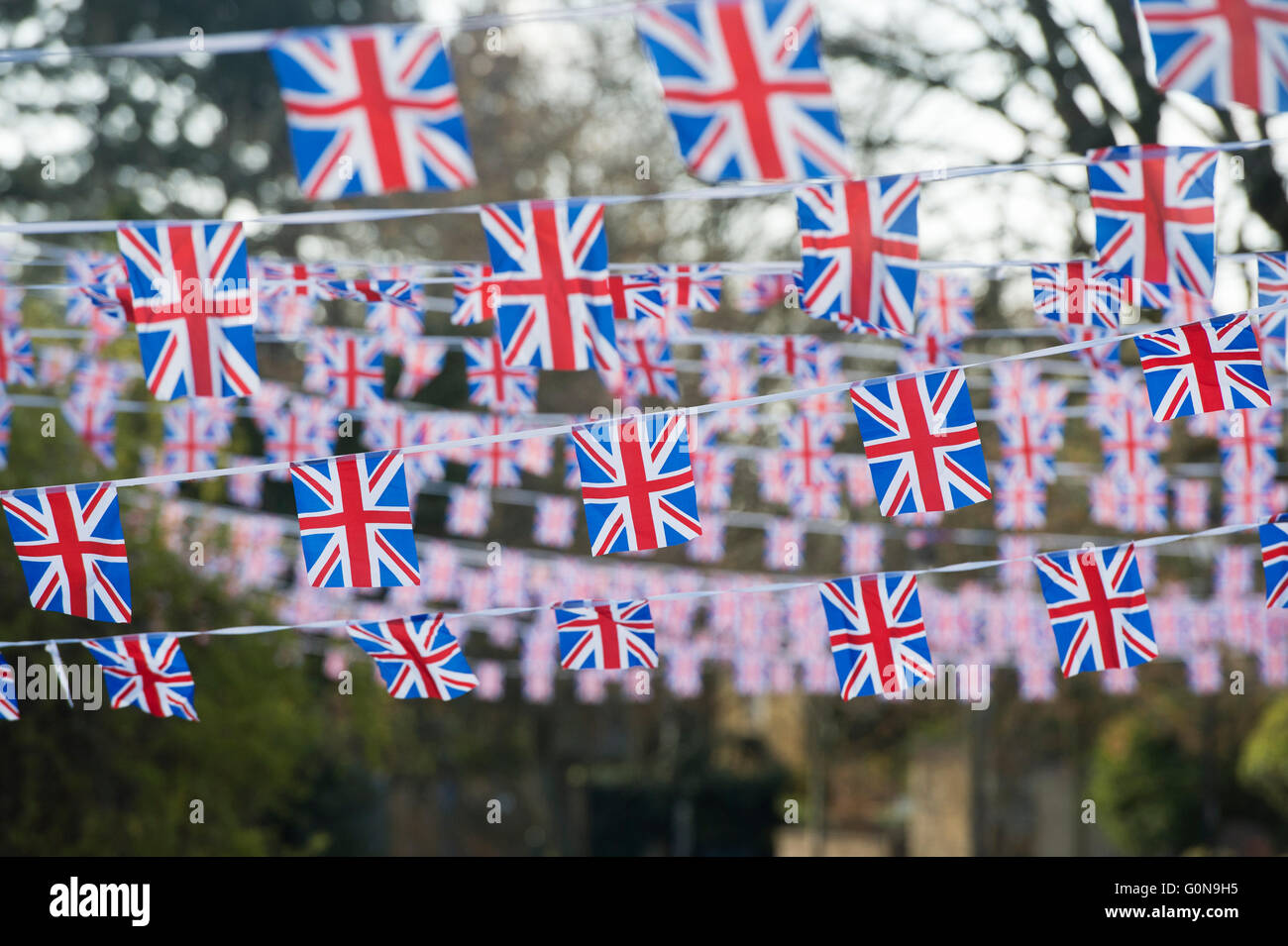 Union Jack flag bunting in Bourton sull'acqua, Cotswolds, Gloucestershire, Inghilterra Foto Stock