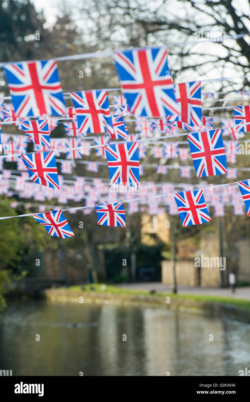 Union Jack flag bunting in Bourton sull'acqua, Cotswolds, Gloucestershire, Inghilterra Foto Stock