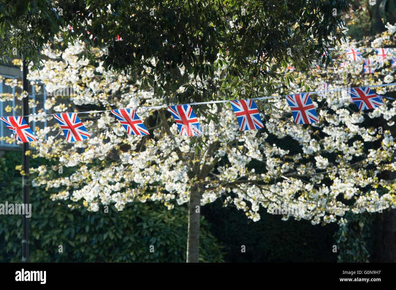 Union Jack flag bunting in Bourton sull'acqua, Cotswolds, Gloucestershire, Inghilterra Foto Stock
