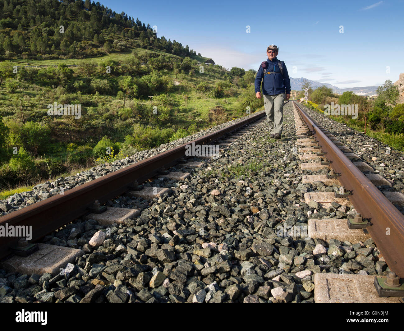 Uomo che cammina da solo mediante i binari del treno. Antequera, provincia di Malaga, Andalusia Spagna, Europa Foto Stock