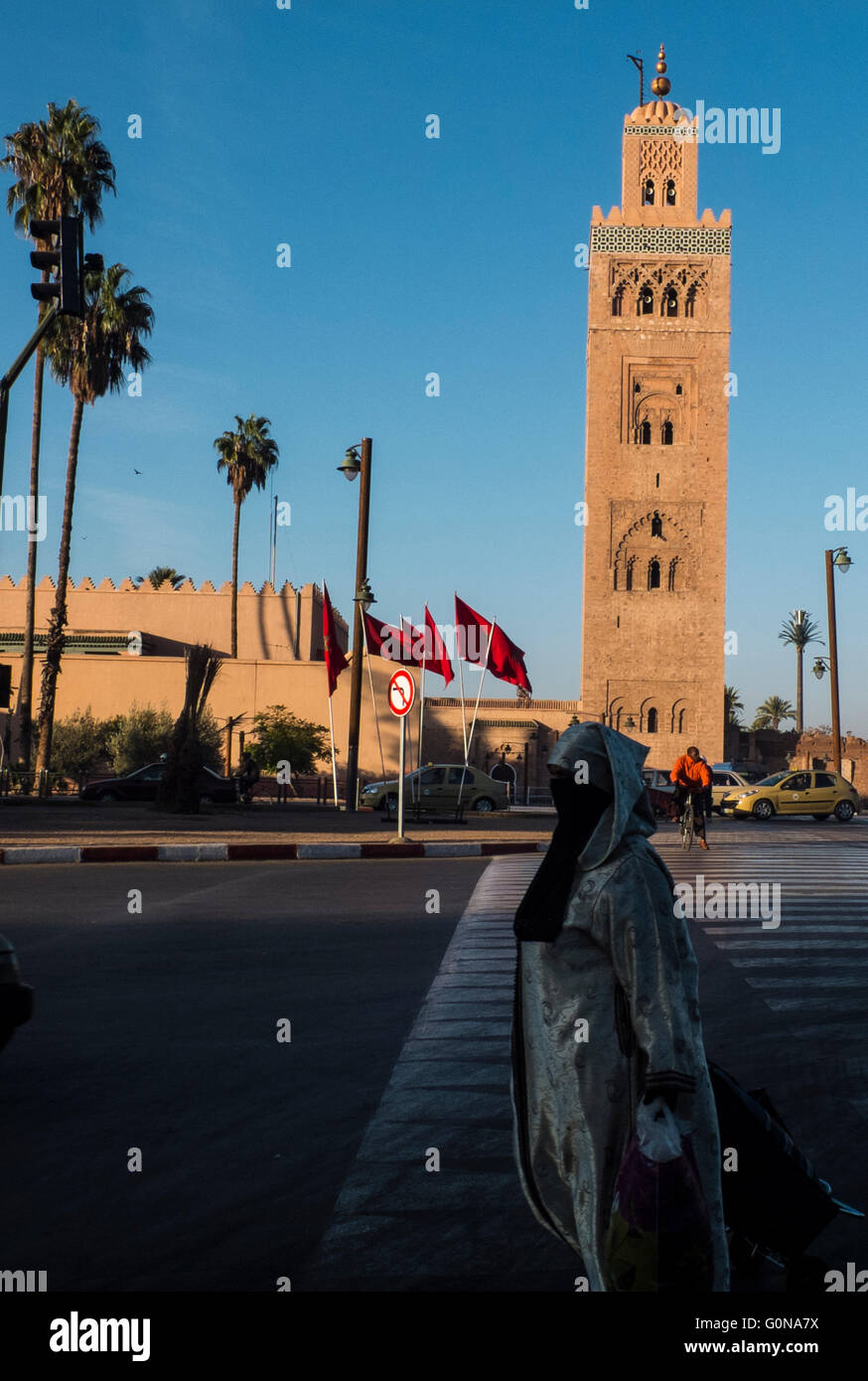 Il minareto della Moschea Koutoubia da piazza Jamaa El Fna Foto Stock