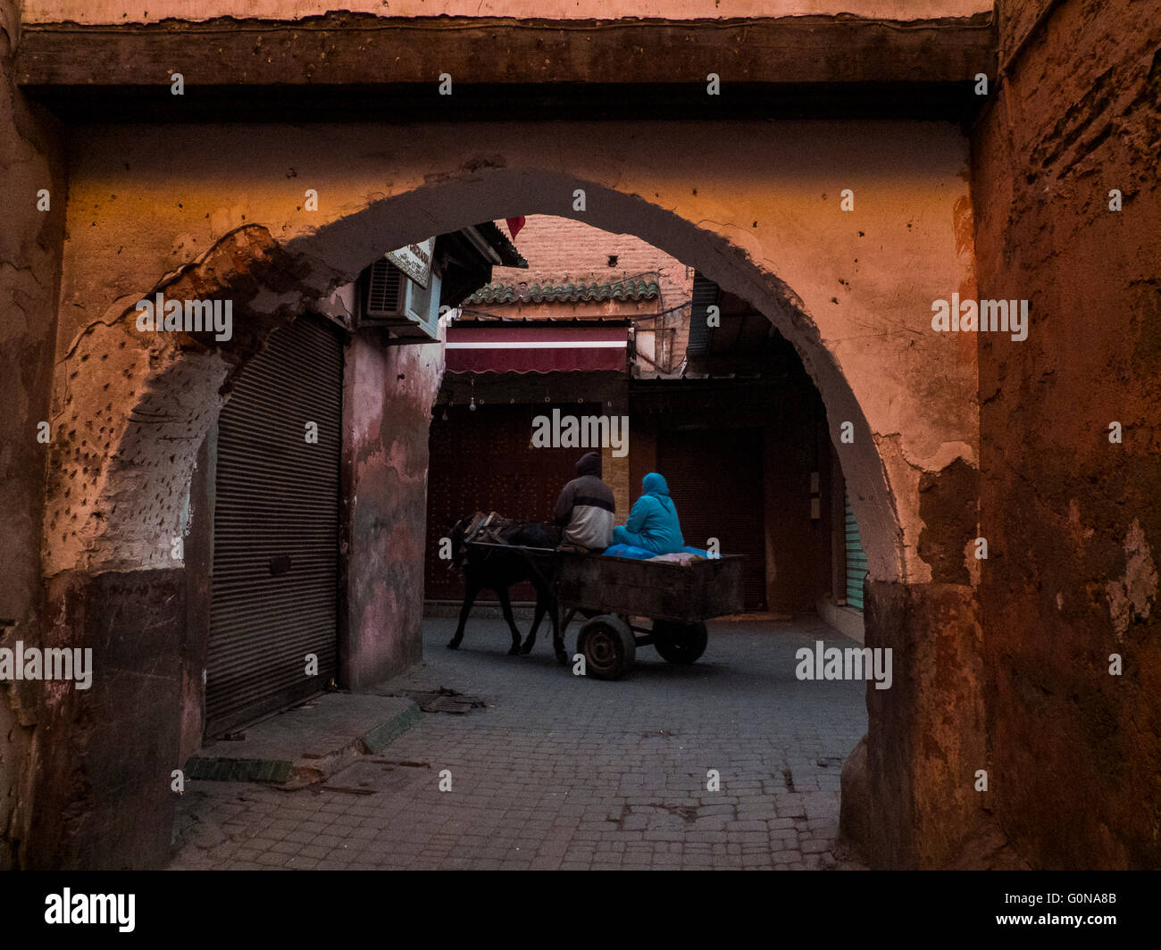 La vita e le persone nelle strette stradine della medina di Marrakech Foto Stock