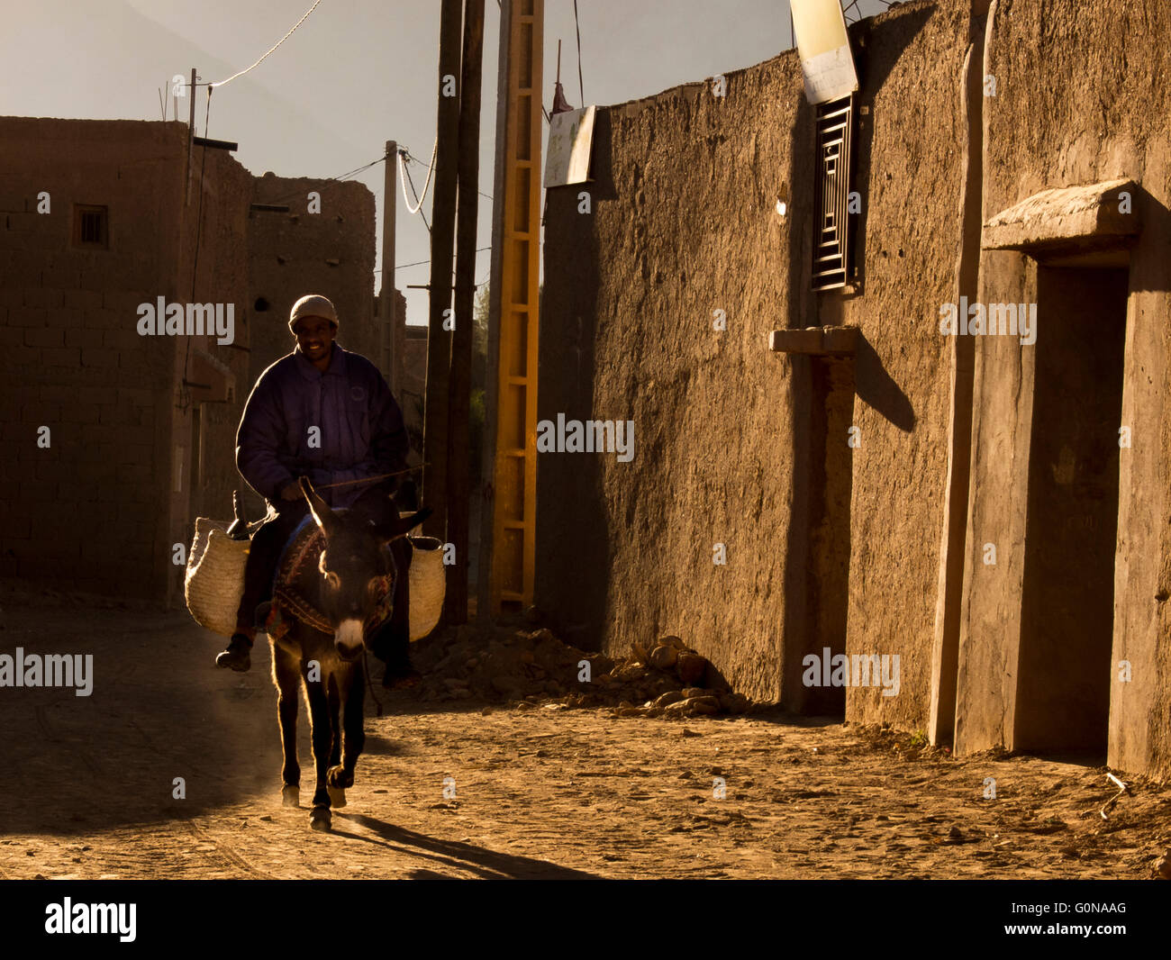 Uomo e asino in Timidarte Kasbah Foto Stock