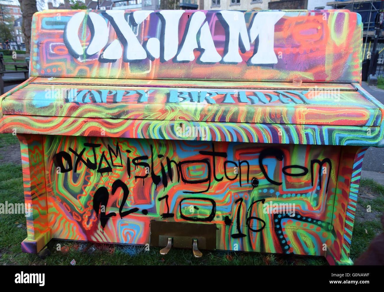 L'artista di strada Morganico vernici spray pianoforte per ottobre 2016 Oxjam Music Festival di Londra Foto Stock