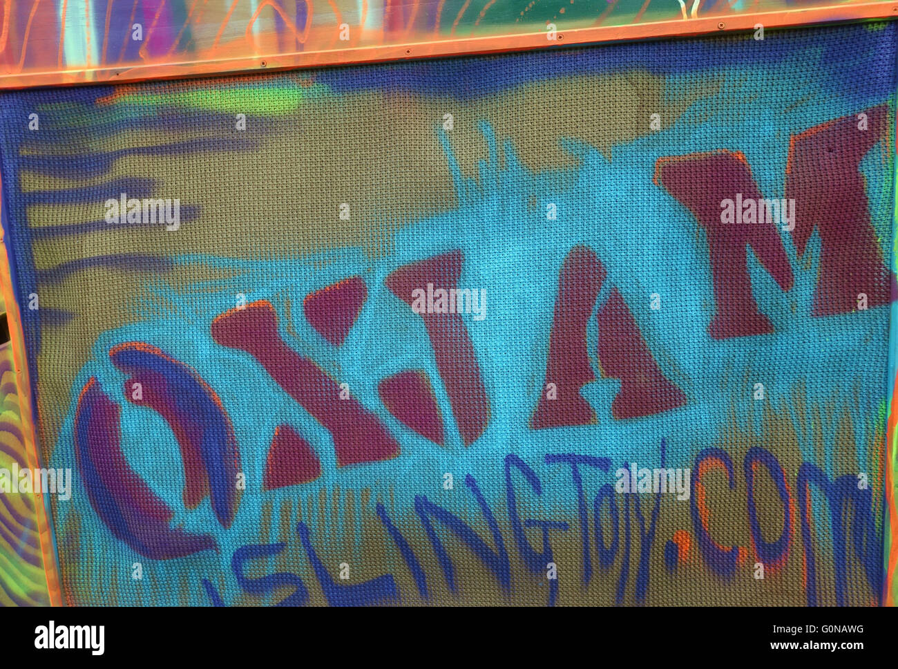 L'artista di strada Morganico vernici spray pianoforte per ottobre 2016 Oxjam Music Festival di Londra Foto Stock