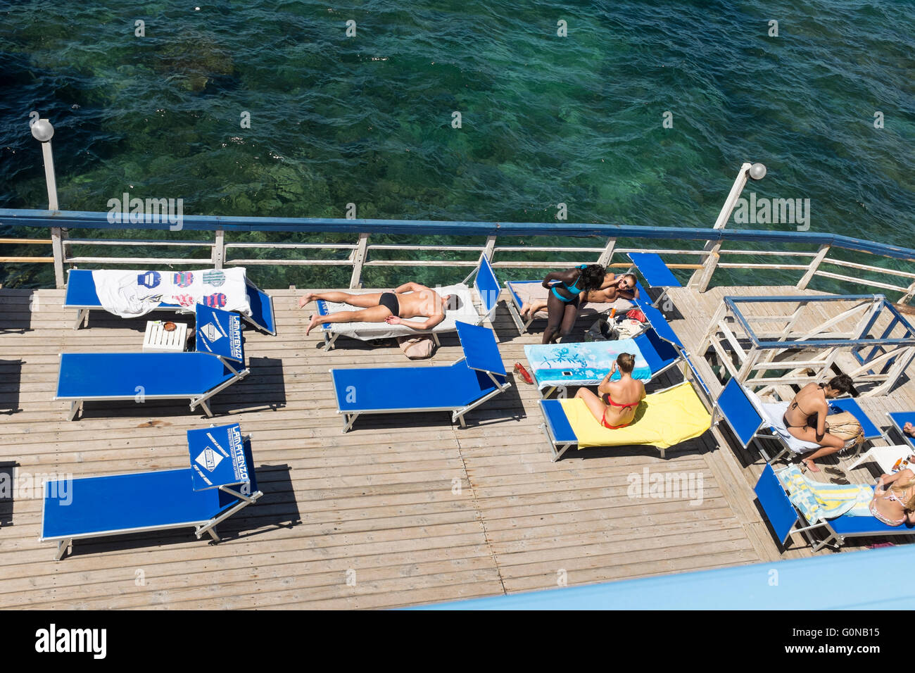 La gente a prendere il sole sulla zona addobbato, Marsiglia, Francia Foto Stock