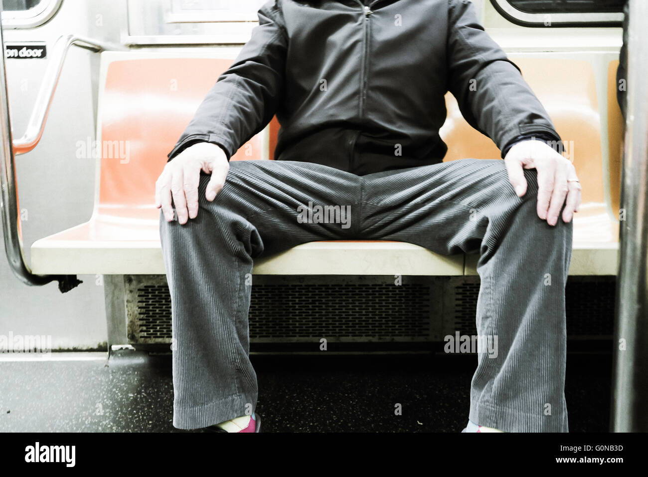 L'uomo la truciolatura di più di una sede (l'uomo) spalmatura su New York City metropolitana (tubo), NYC, STATI UNITI D'AMERICA Foto Stock