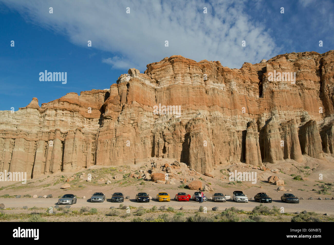 Auto sportiva rally si ferma al Red Rock Canyon State Park, Deserto Mojave, California Foto Stock