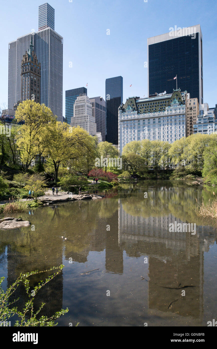 Central Park stagno con Plaza Hotel in background, NYC Foto Stock