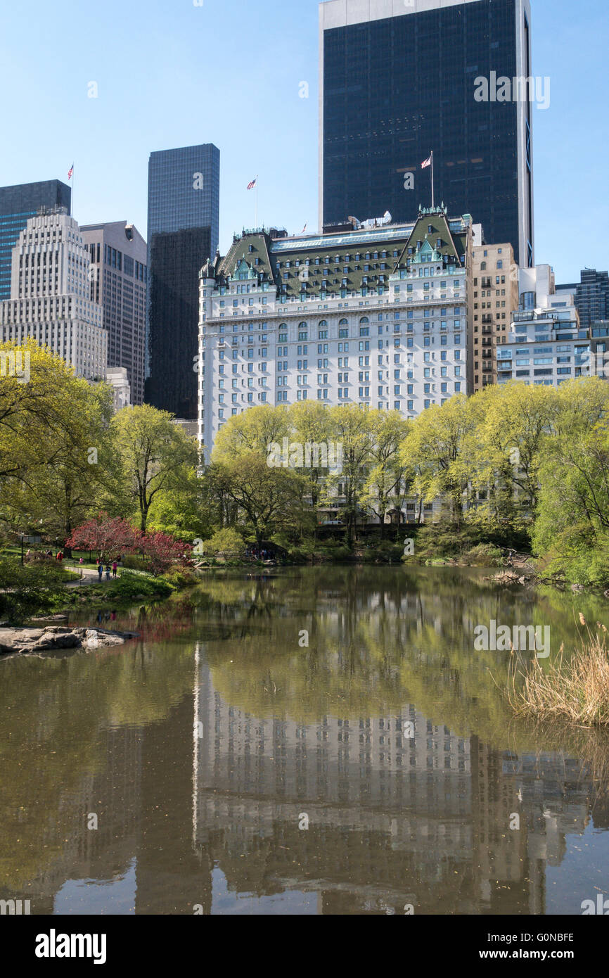 Central Park stagno con Plaza Hotel in background, NYC Foto Stock