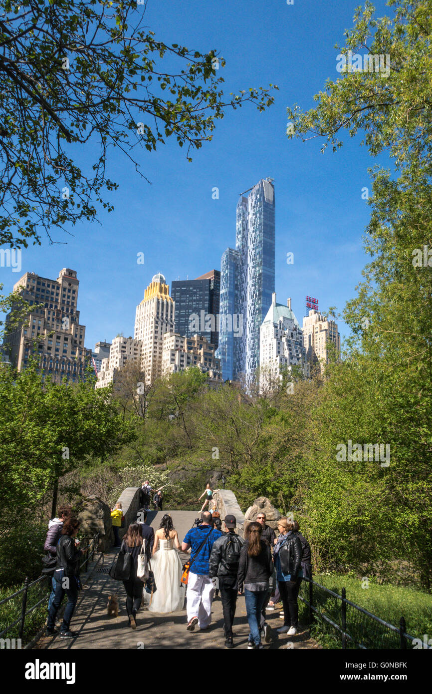Lo stagno e Gapstow Bridge, al Central Park di New York Foto Stock