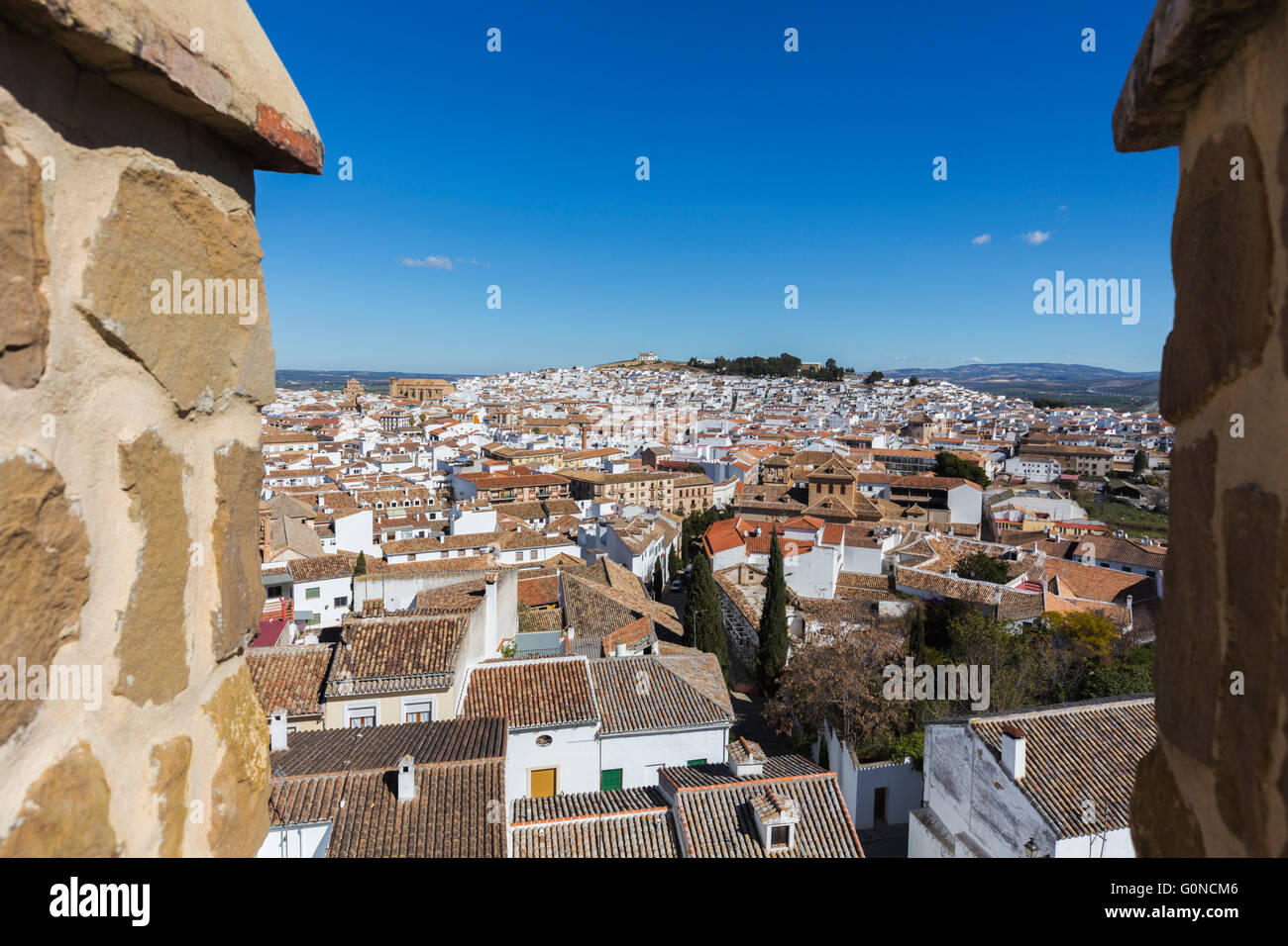 Antequera, provincia di Malaga, Andalusia, Spagna meridionale. Il villaggio visto da merlature della Alcazaba, la cittadella o castello Foto Stock