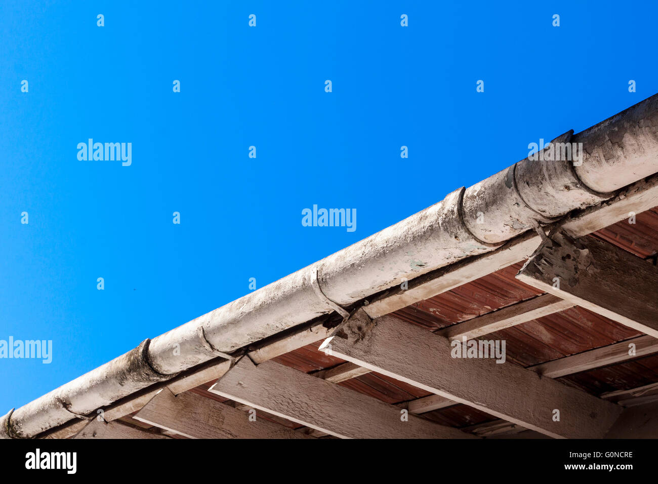 In vista di sporco grondaie e tetto a capriate in necessità di manutenzione Foto Stock