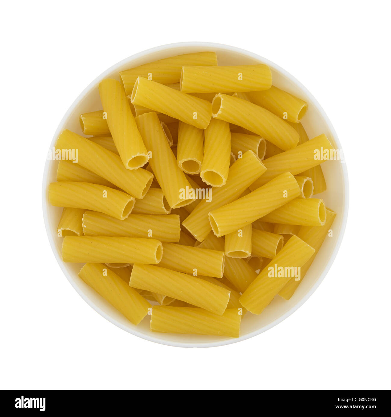 Vista dall'alto di un bianco ciotola riempita con i rigatoni pasta isolato su uno sfondo bianco. Foto Stock