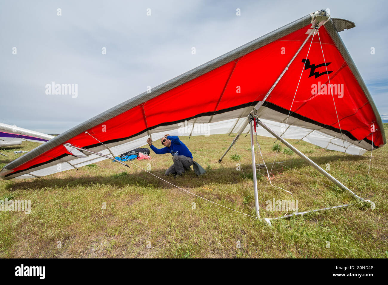 Diego Calderoni facendo pre-volo setup e controlli Foto Stock