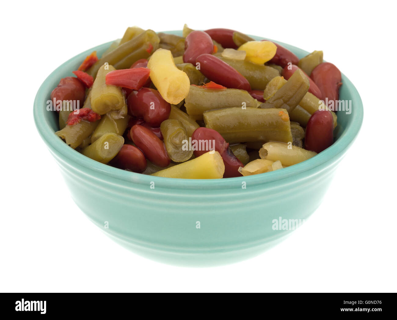 Vista laterale di tre insalata di fagioli in un piccolo recipiente isolato su uno sfondo bianco. Foto Stock