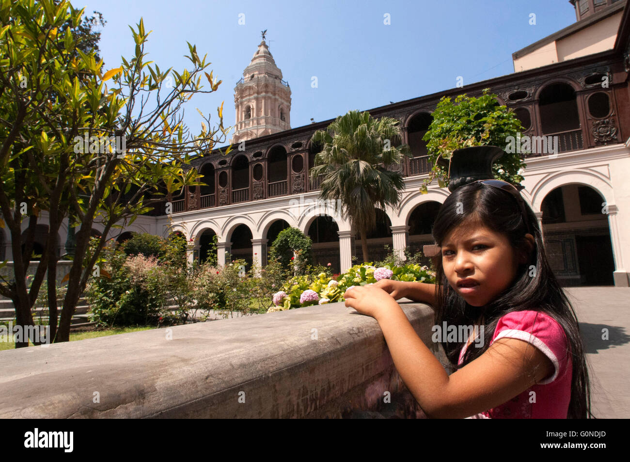 Giardino interno, il cortile, la Chiesa ed il convento di Santo Domingo, Lima, Perù. Foto Stock