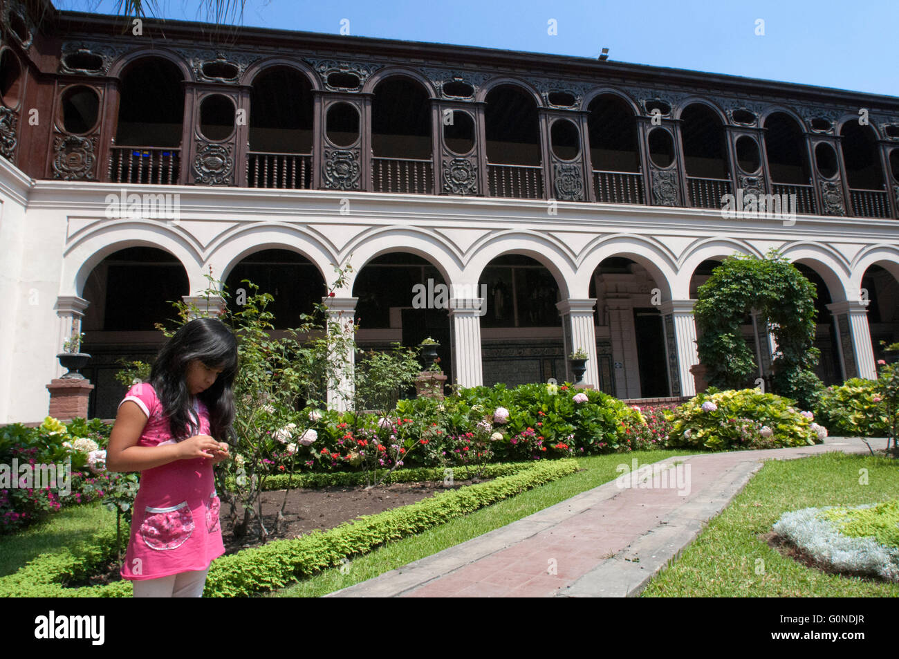 Giardino interno, il cortile, la Chiesa ed il convento di Santo Domingo, Lima, Perù. Foto Stock