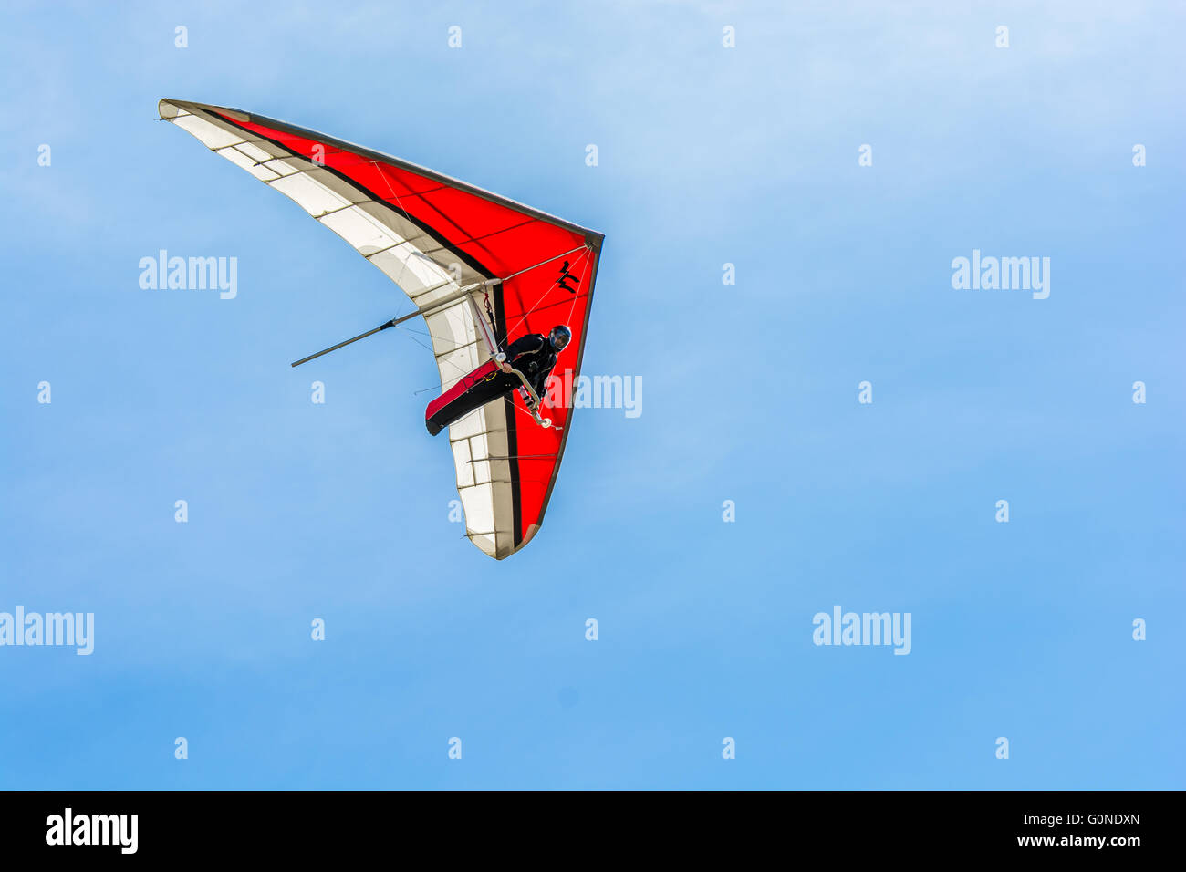 Diego Calderoni cavalcare la termiche in alto al di sopra di Hammett Idaho Foto Stock