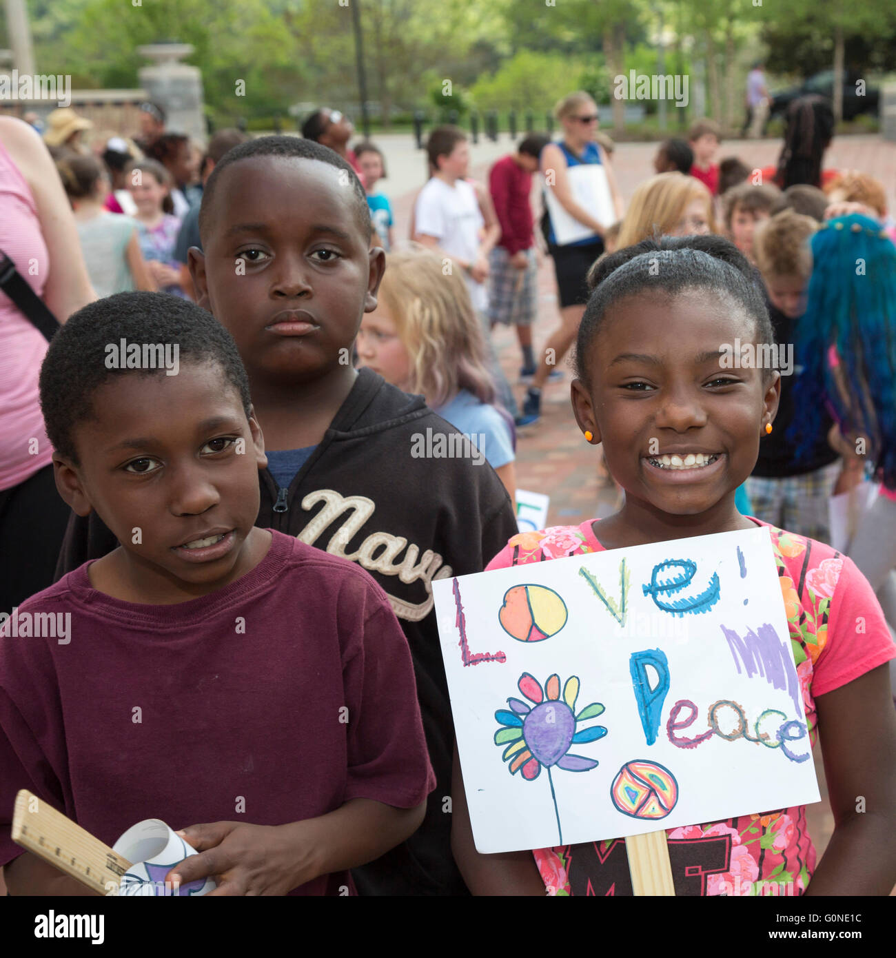Asheville, North Carolina - scuola pubblica gli studenti da Isacco Dickson Scuola Elementare di partecipare ad una manifestazione contro il razzismo. Foto Stock