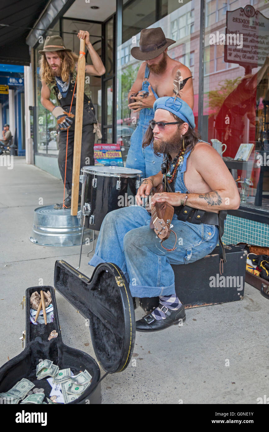 Asheville, North Carolina - una brocca band suona per le donazioni su una strada del centro. Foto Stock