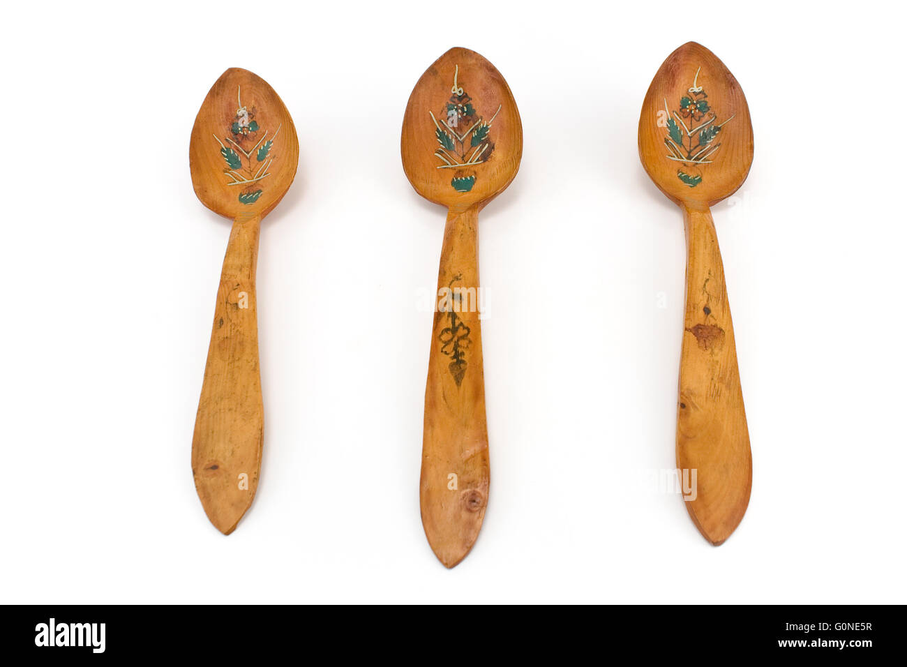 Rustico cucchiai di legno isolato su bianco Foto Stock