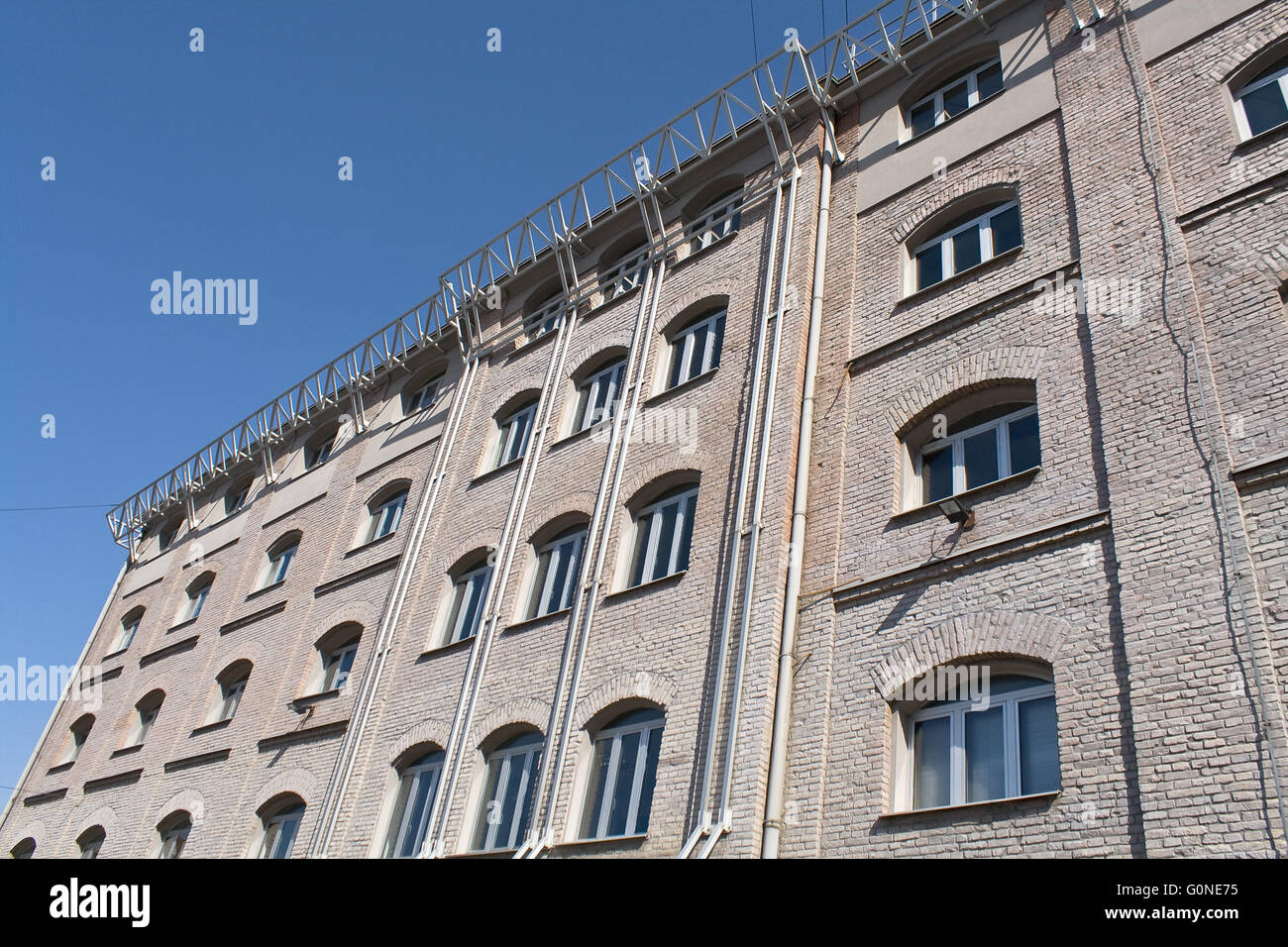 Edificio di mattoni oltre il cielo blu Foto Stock