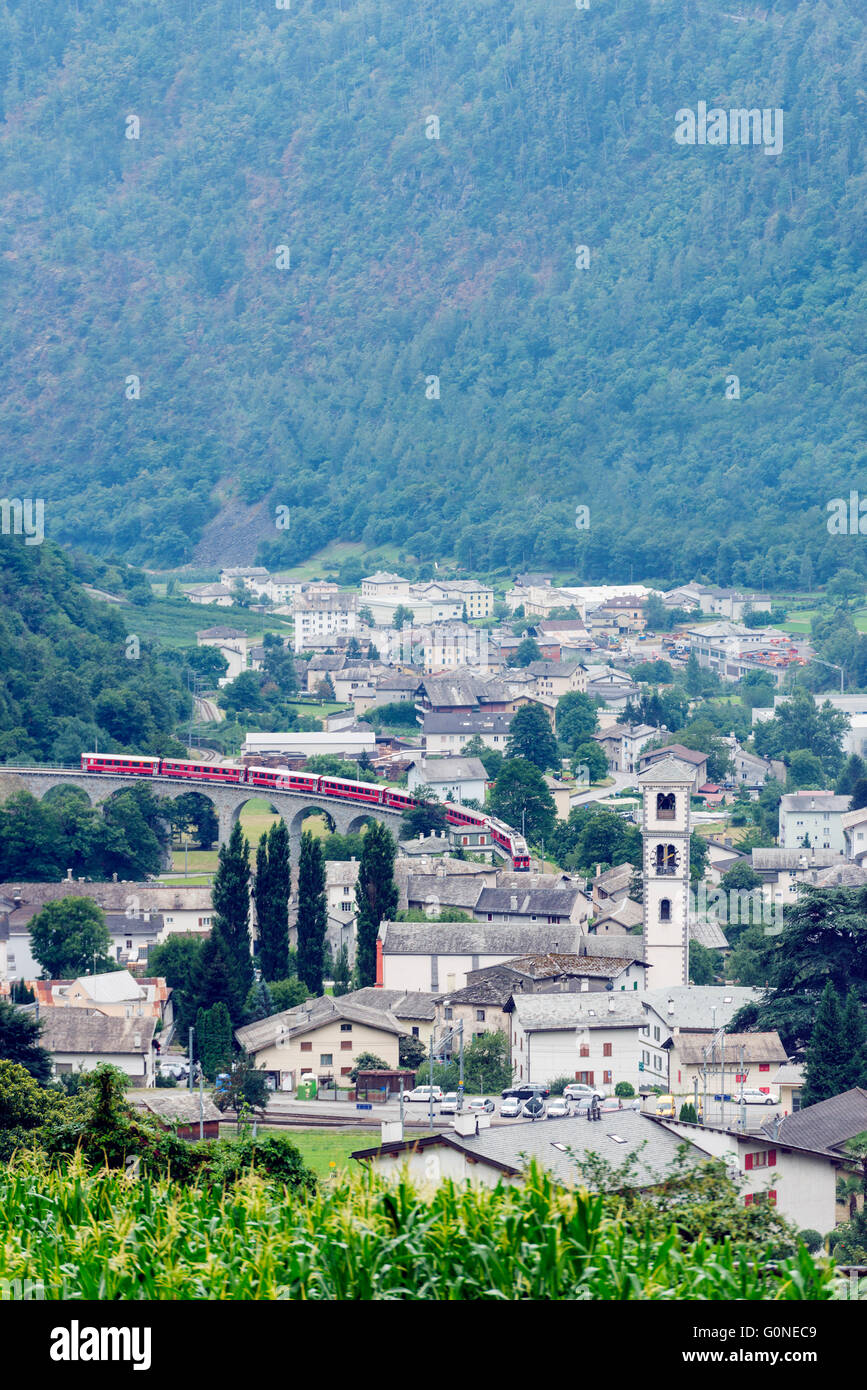 L'Europa, Svizzera, Grigioni, Val Poschiavo, Brusio, circolare viadotto ferroviario Foto Stock
