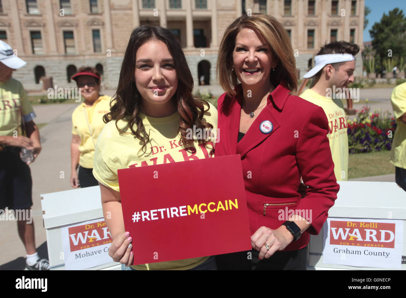 Ex membro del senatore Kelli Ward stand con sua figlia Katie al di fuori della Arizona State Capitol Building seguendo il suo deposito ufficiale per il 2016 U.S. Il repubblicano del senato primario alla sfida a lungo termine il senatore John McCain Maggio 2, 2016 in Phoenix, Arizona. Foto Stock