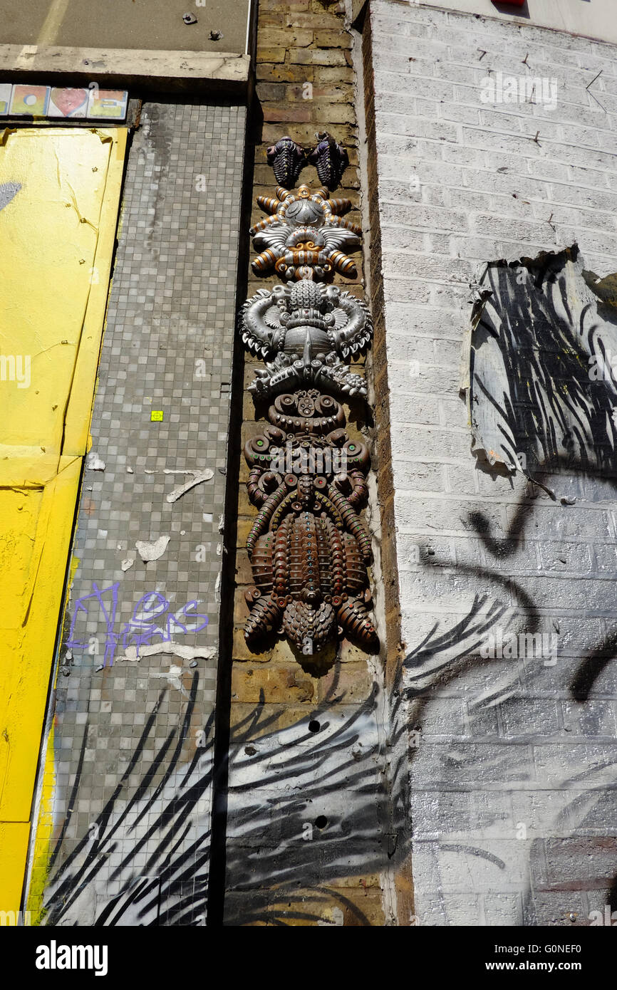 Tribali Astratti arte scultura sulla parete della galleria rosso in Shoreditch, Londra Foto Stock