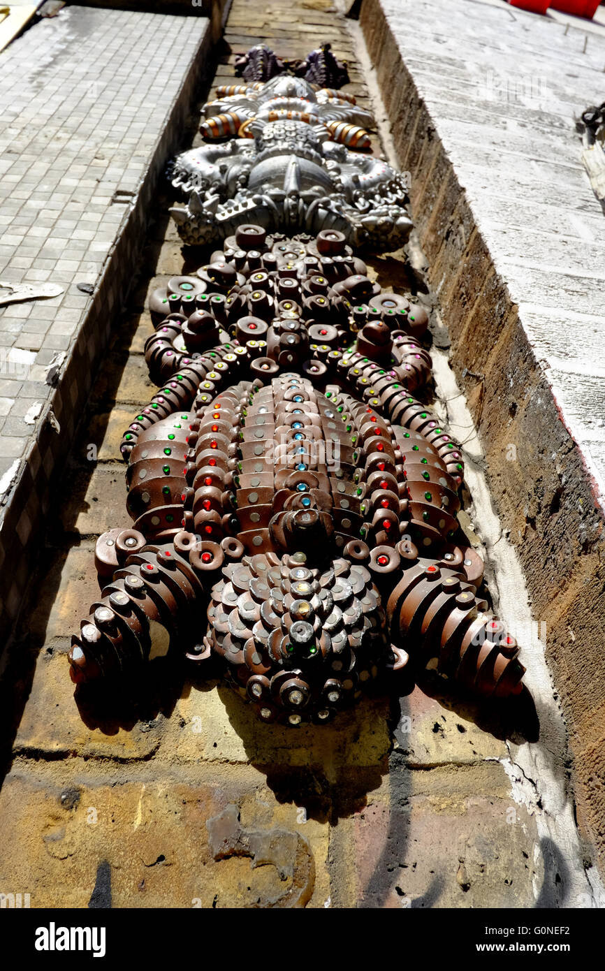 Tribali Astratti arte scultura sulla parete della galleria rosso in Shoreditch, Londra Foto Stock