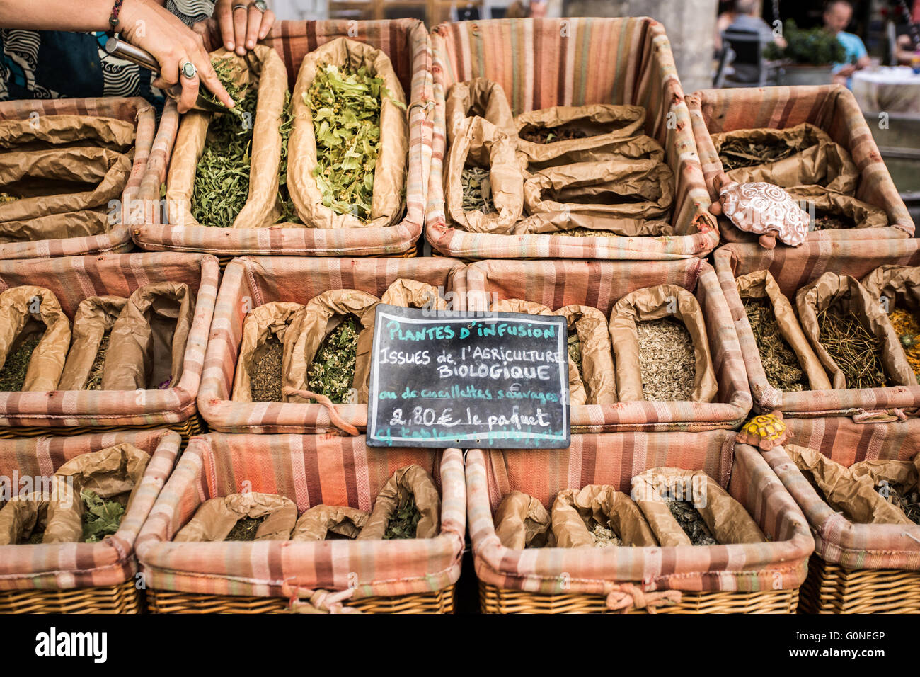Borse di cibo e spezie al mercato in Provenza, Francia Foto Stock
