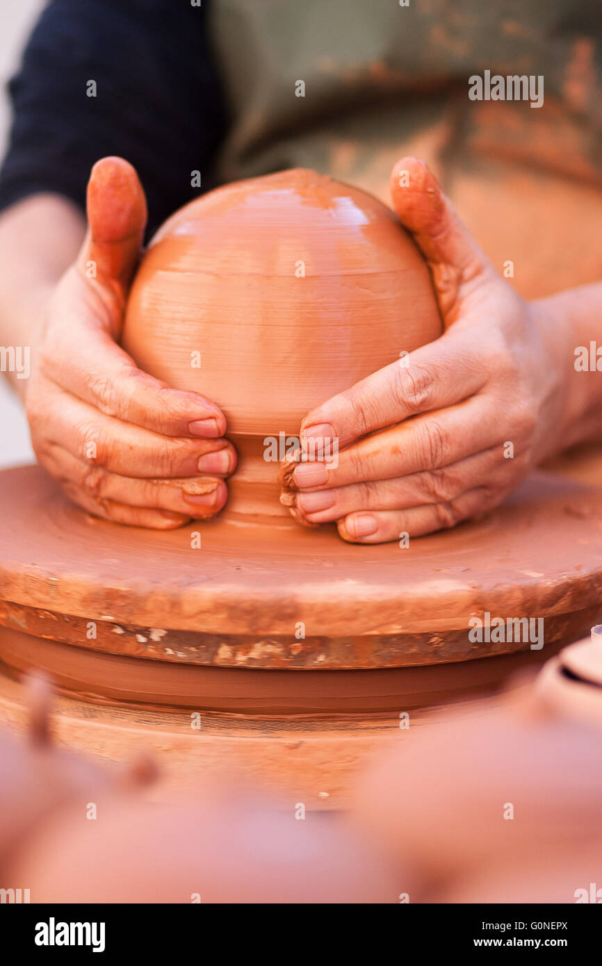 Il potter mani sagomatura di argilla sul tornio a Valencia. Foto Stock