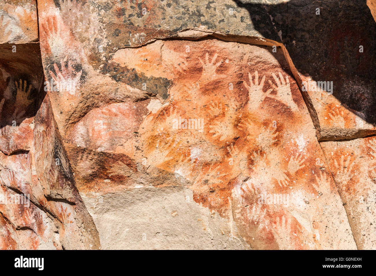 Dipinti di antichi popoli nella Grotta delle Mani (Spagnolo: Cueva de las Manos), Patagonia, Argentina Foto Stock