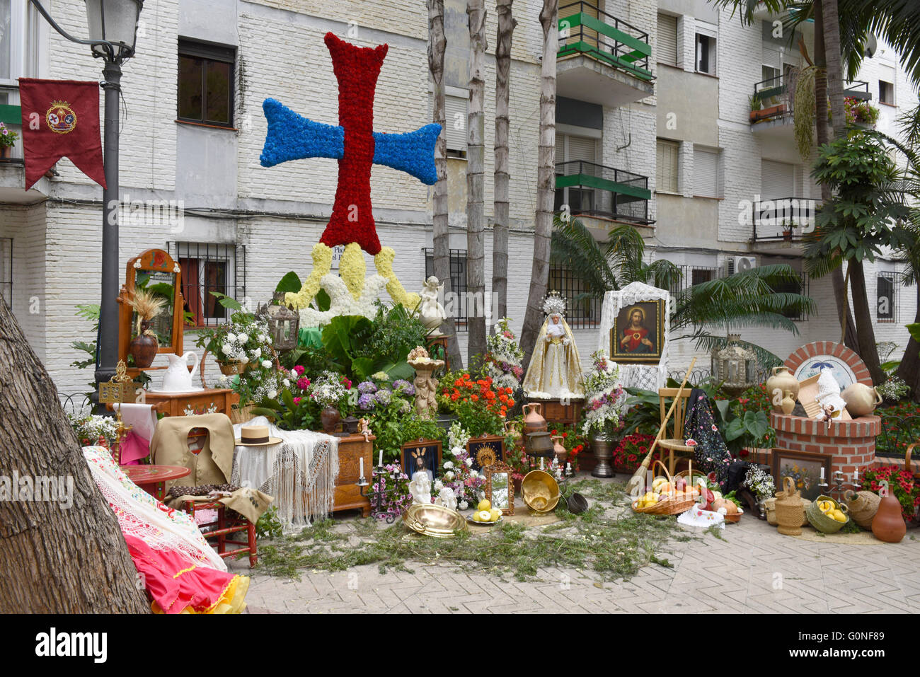 Può attraversa Cruces de Mayo Festival in Estepona, Andalusia. Plaza del Rocío. Foto Stock