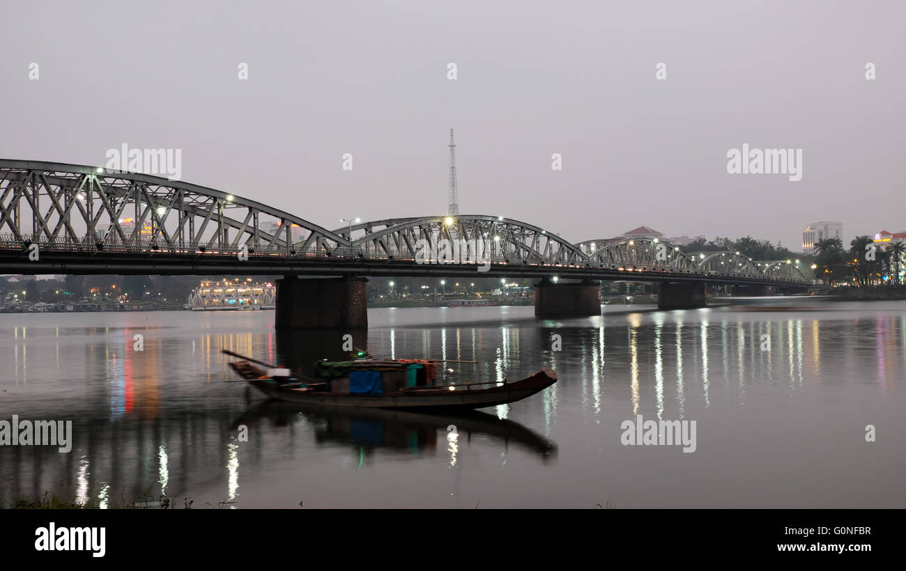 HUE, VIET NAM- truong Tien Bridge, cross Huong river, un vecchio ponte di collegamento con la storia, anche Trang Tien ponte Foto Stock